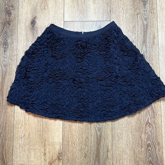 Club Monaco Navy Ruffled Miniskirt Size 4 - Picture 1 of 5